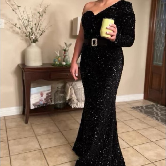 SHEIN Dresses & Skirts - Gorgeous one shoulder sequin dress. Comes with satin and rhinestone belt.
